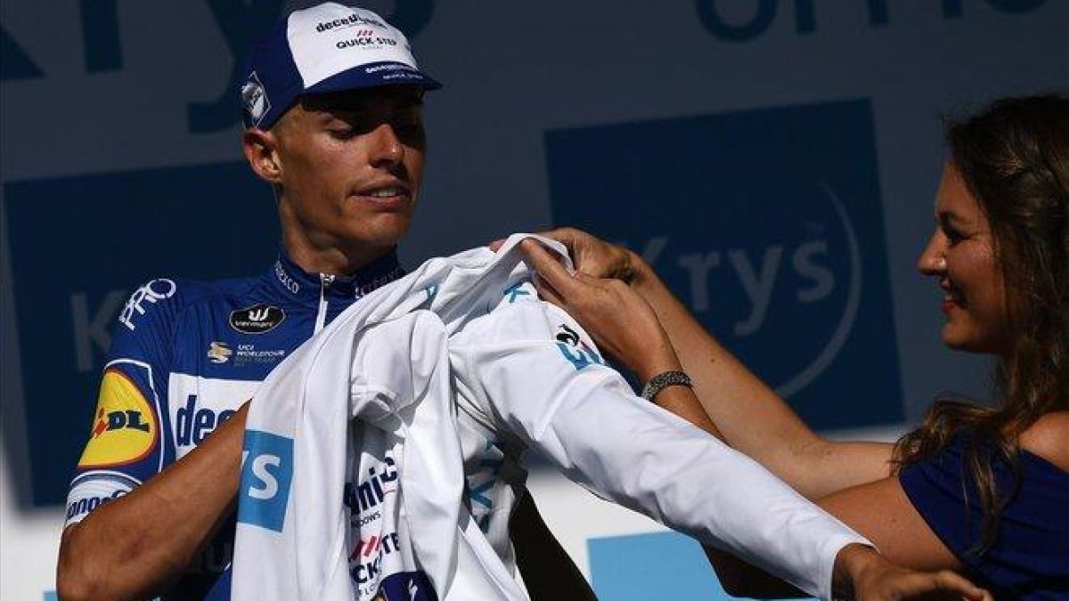 Enric Mas se viste de blanco en el podio del Tour.-ANNE-CHRISTINE POUJOULAT / AFP
