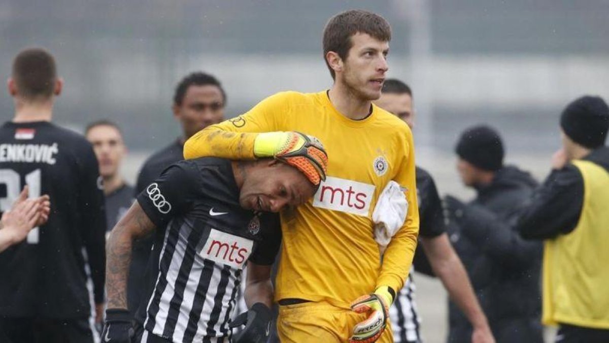 El brasileño Everton Luiz, consolado por el portero Filip Kljajic.-AP / MIROSLAV TODOROVIC