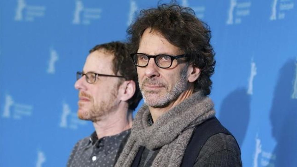 Ethan (izquierda) y Joel Coen, durante la presentación de '¡Ave, César!' en la Berlinale.-FABRIZIO BENSCH