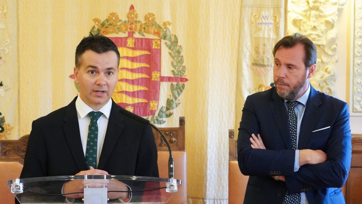 El ministro Héctor Gómez y el alcalde Óscar Puente, en la rueda de prensa el lunes en el Ayuntamiento.-ICAL