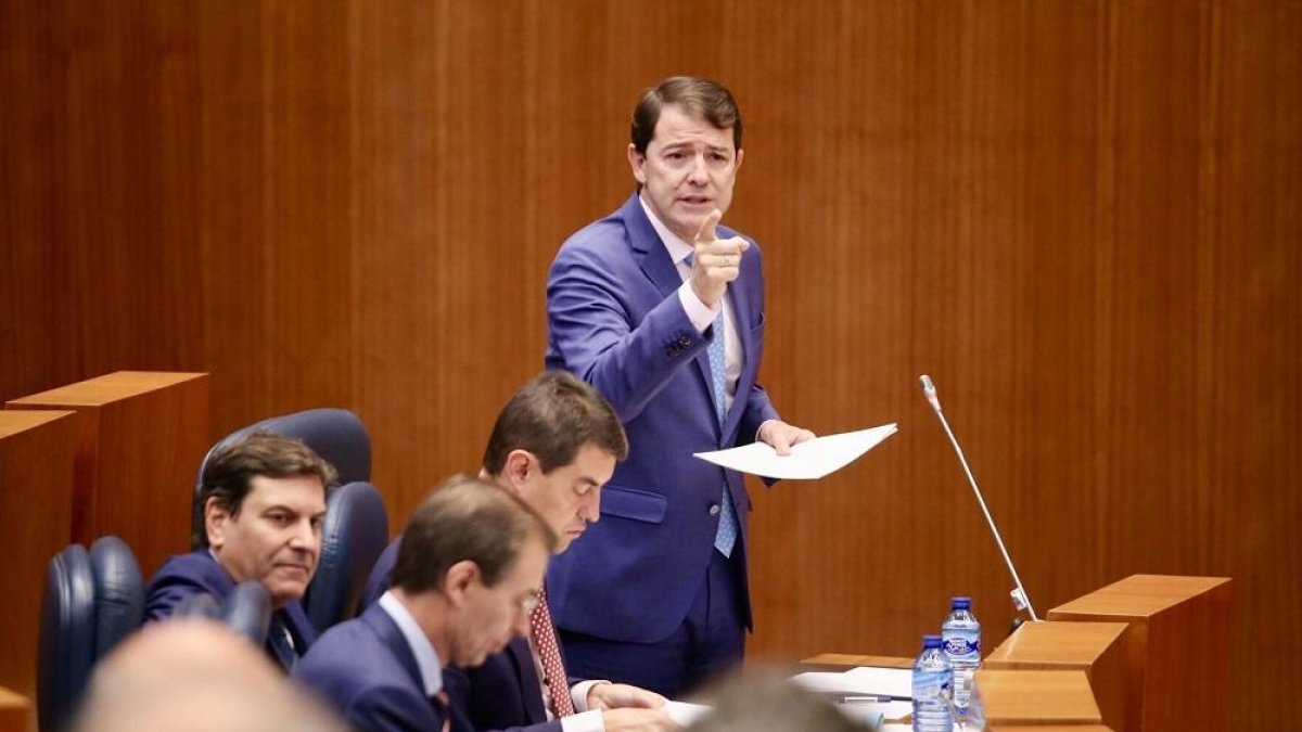 El presidente de la Junta, Alfonso Fernández Mañueco, durante su intervención en el Pleno de las Cortes.-ICAL
