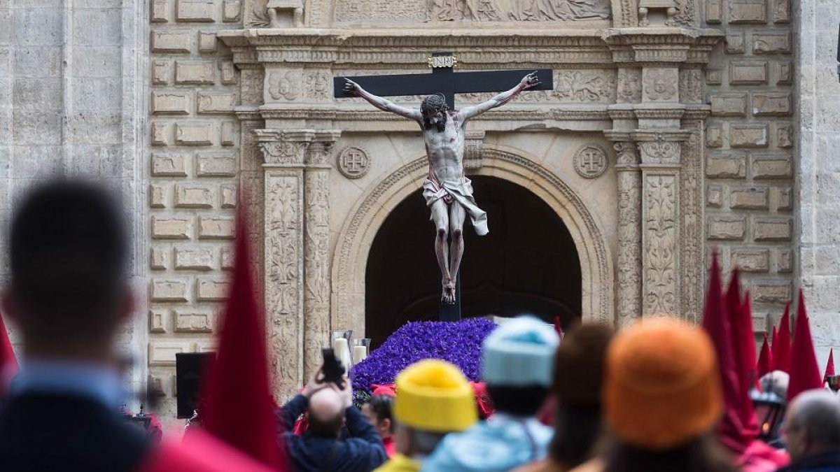 Momento en que la Procesión del Santísimo Cristo de la Luz de la Semana Santa de Valladolid, organizada por la Hermandad Universitaria del Santísimo Cristo de la Luz, sale del Palacio de Santa Cruz-ICAL