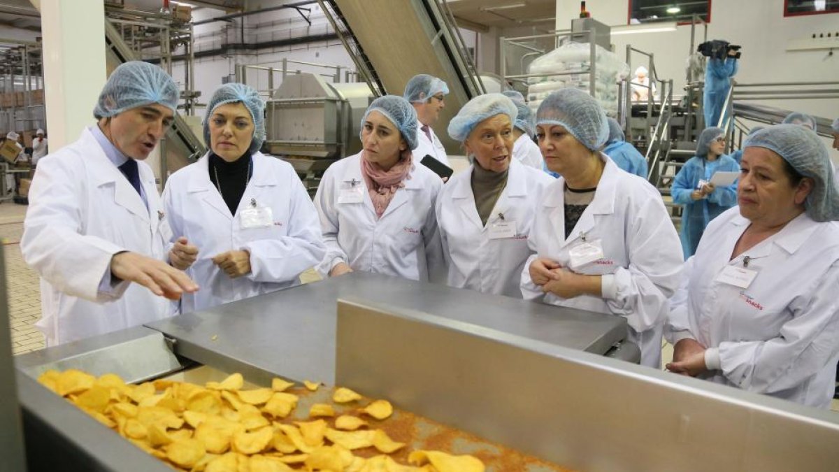 La consejera de Agricultura y Ganadería, Milagros Marcos, junto al presidente de Grupo Ibersnacks, Félix Eguía, y la alcaldesa de Medina del Campo, Teresa López, inauguran las nuevas instalaciones del Grupo Ibersnacks en Medina del Campo.-ICAL
