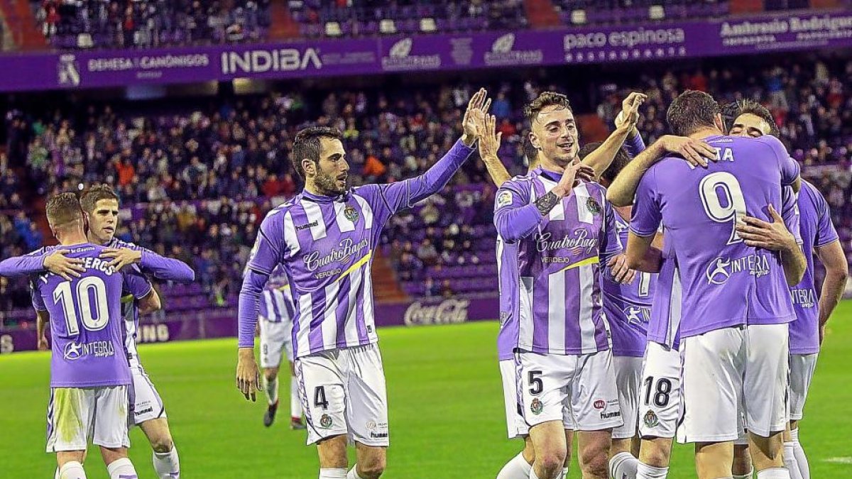 Olivas (4) y Calero (5), los dos únicos centrales dispobnibles para Luis César celebran uno de los goles de Mata al Huesca.-J.M. LOSTAU