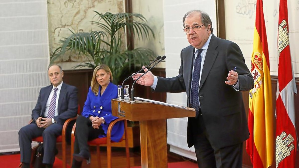 Juan Vicente Herrera, en un momento de su intervención durante la presentación de los prespuestos.-J.M.LOSTAU