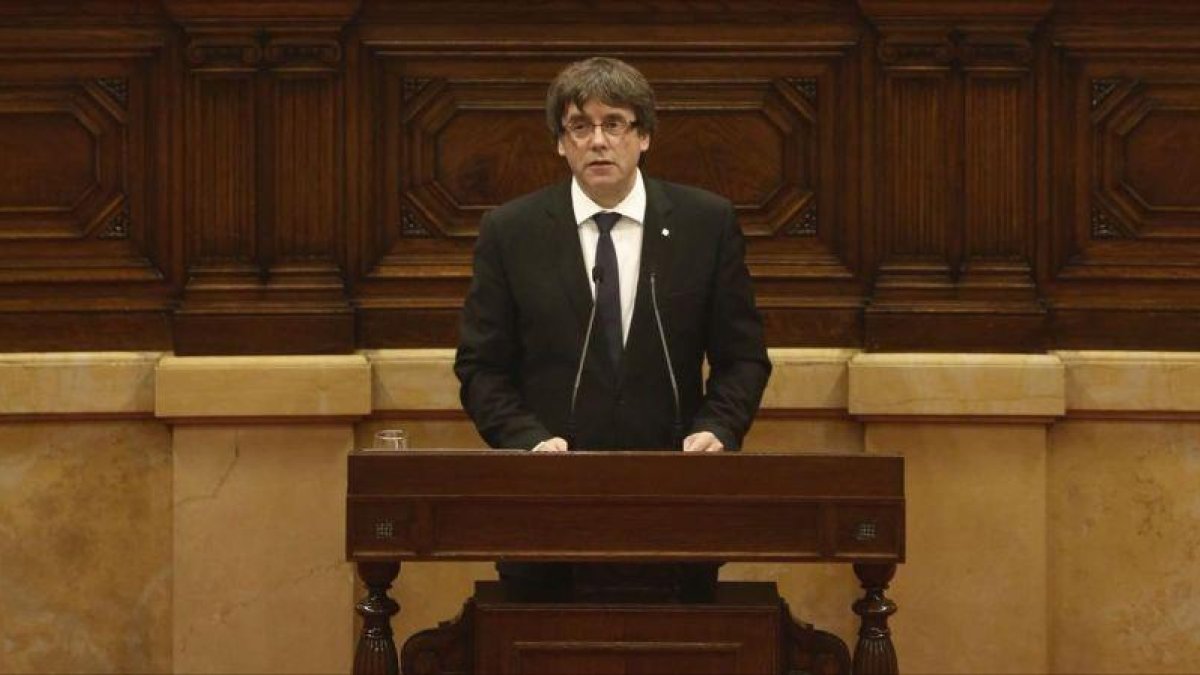 Puigdemont, durante su comparecencia en el Parlament.-JULIO CARBÓ