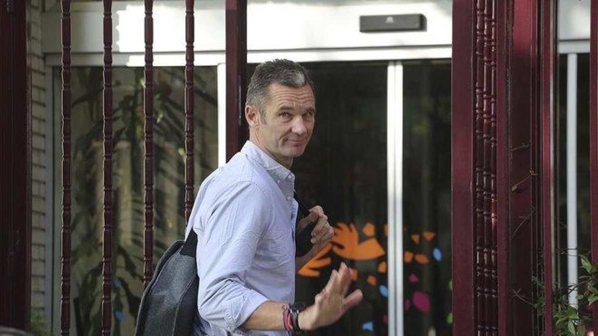 Iñaki Urdangarin llega a la residencia Don Orione para cumplir con servicios sociales.-DAVID CASTRO