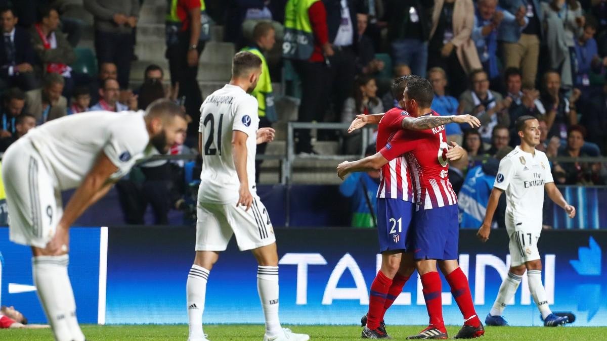 Los jugadores del Real Madrid se lamentan mientras los del Atlético celebran un gol en la Supercopa de Europa.-INTS KALNINS (REUTERS)