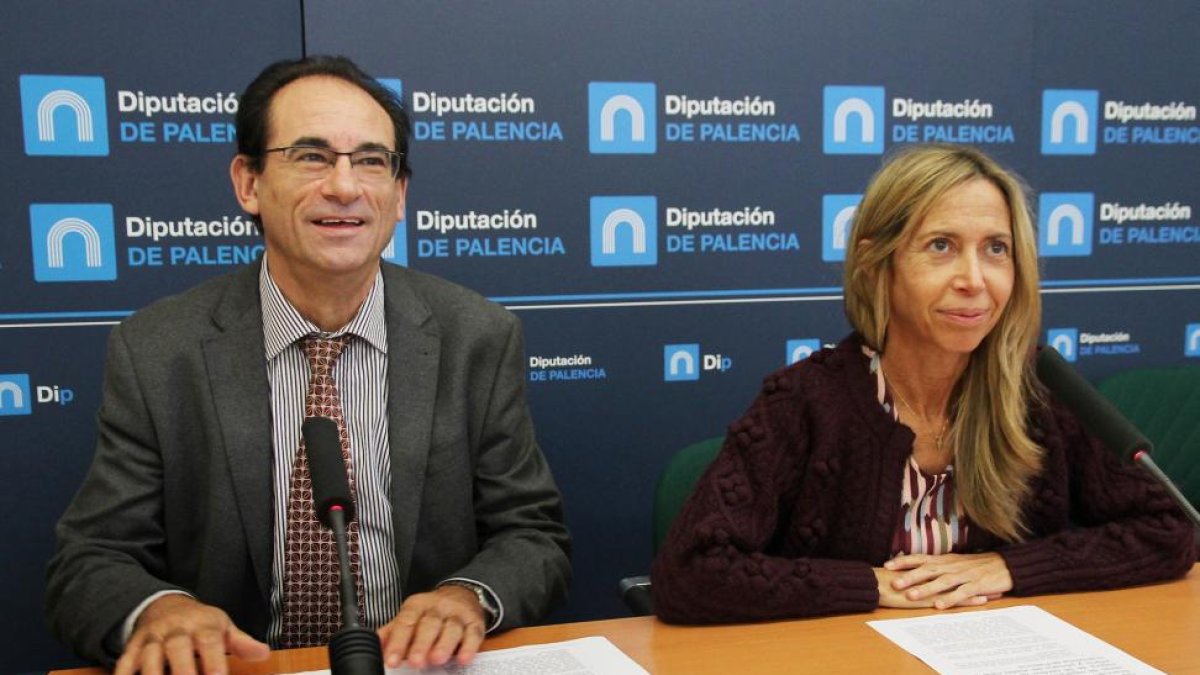 La diputada de Cultura, Carmen Fernández, y el director provincial de Educación, Sabino Herrero, presentan la resolución de convocatoria de subvenciones a ayuntamientos para obras de reparación, conservación y mejora de Centros de Educación Infantil y Pri-Ical