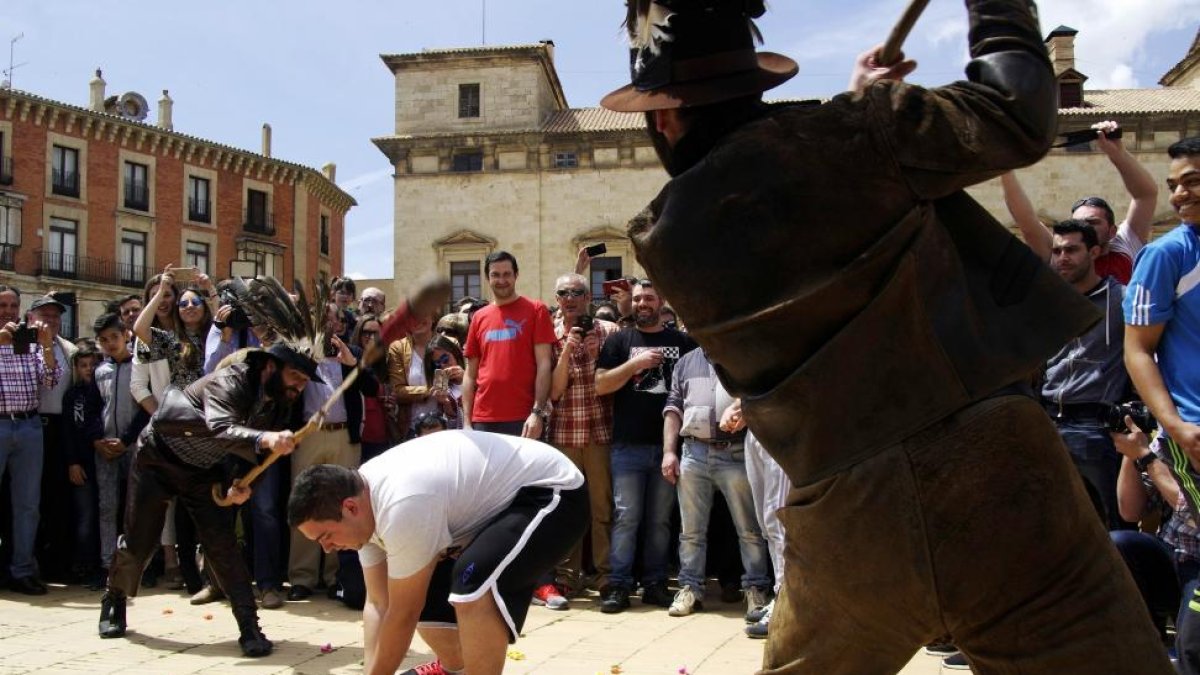 La localidad soriana de Almazán celebra las fiestas de San Pascual también llamadas del Zarrón.-ICAL