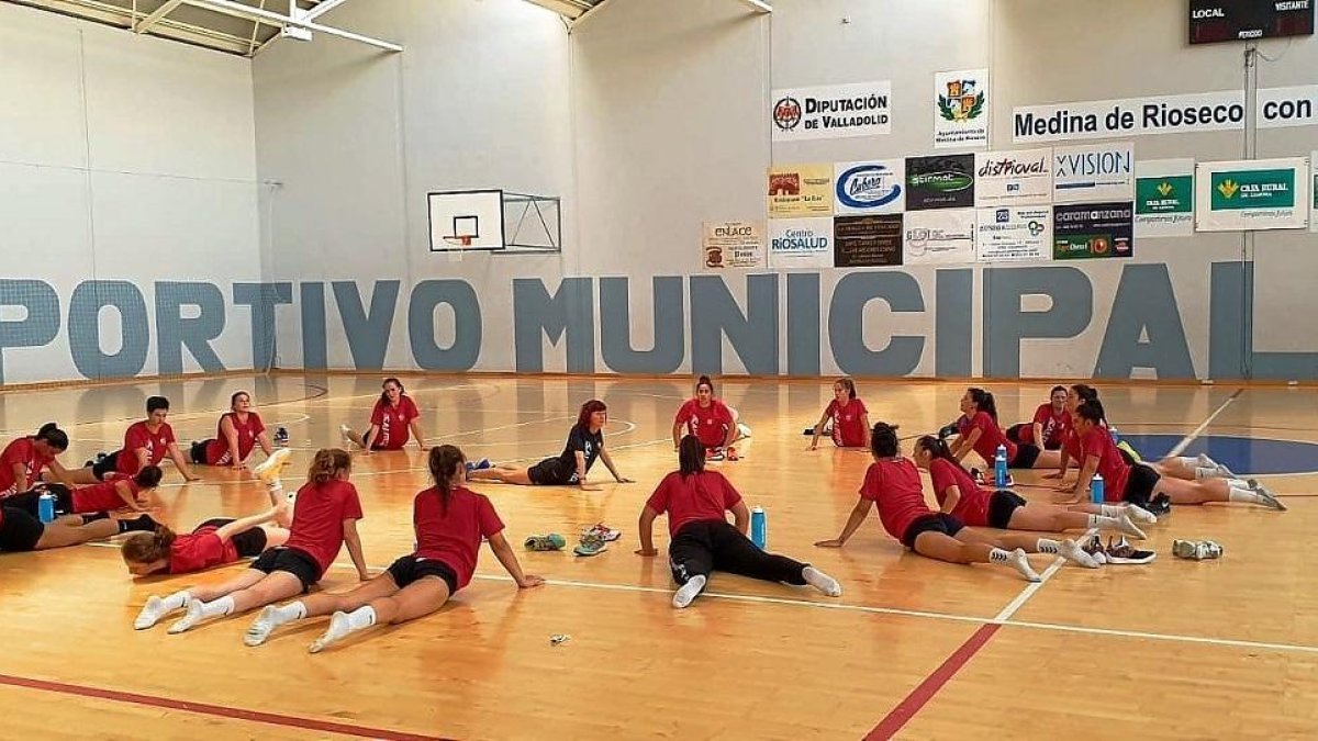 Las jugadoras entrenan en el pabellón riosecano.-E. M.