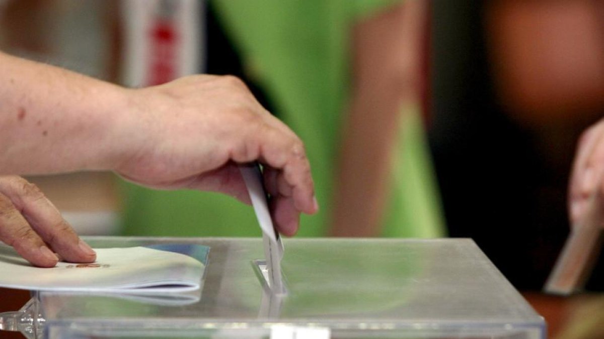 Introducción de un voto en la urna.-ICAL