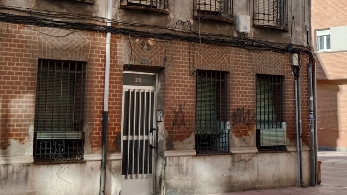 Bloque de viviendas donde apareció el cadáver momificado del hombre que llevaba 5 años muerto. E. M.