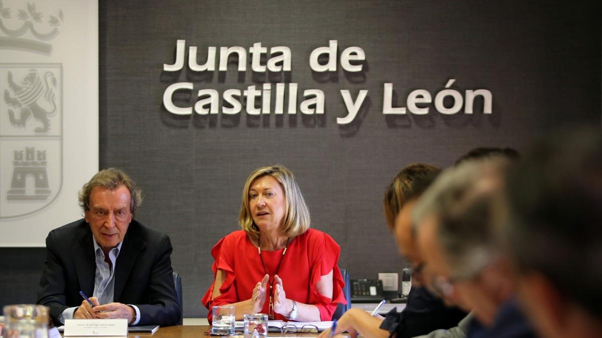 El vicepresidente y consejero de la Presidencia, José Antonio de Santiago-Juárez, y la consejera de Economía y Hacienda, Pilar del Olmo, presiden la reunión de la Comisión de Coordinación Territorial.-RUBÉN CACHO / ICAL