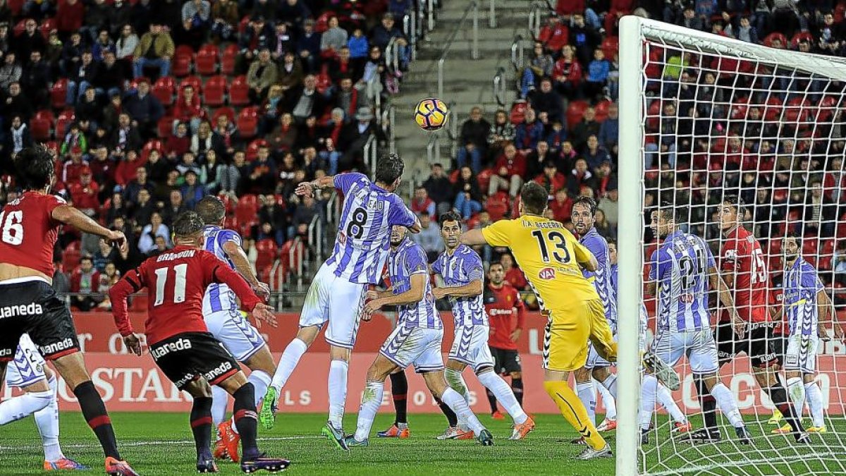 Leão despeja en un ataque del Mallorca.-ARABA PRESS
