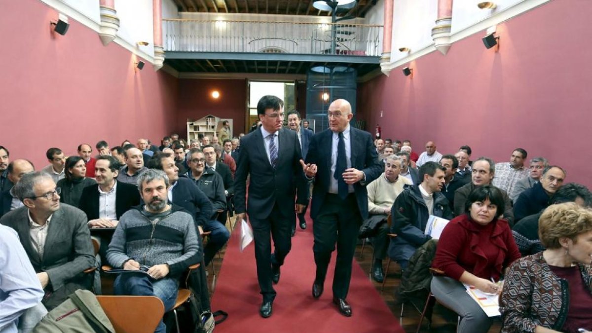 Juan Ignacio Diego y Jesús Julio Carnero ayer, en la inauguración de la jornada informativa de la CHD.-EL MUNDO