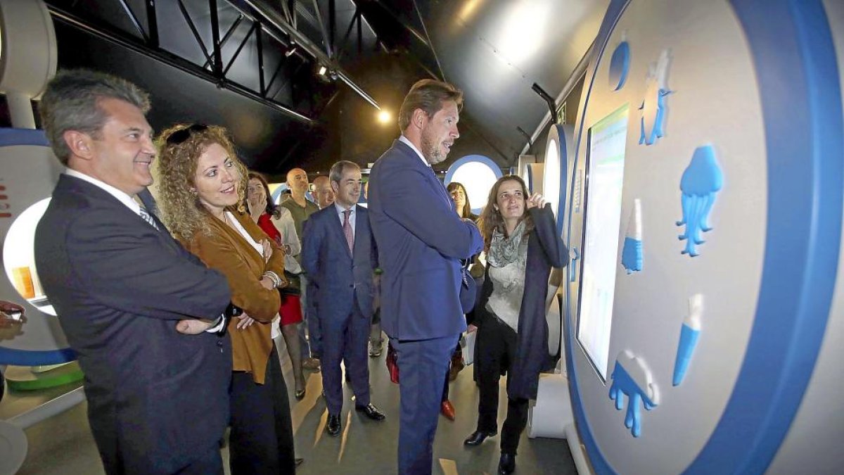 Óscar Puente, junto a José Manuel Bilbao, de CaixaBank, durante su visita a la exposición.-ICAL