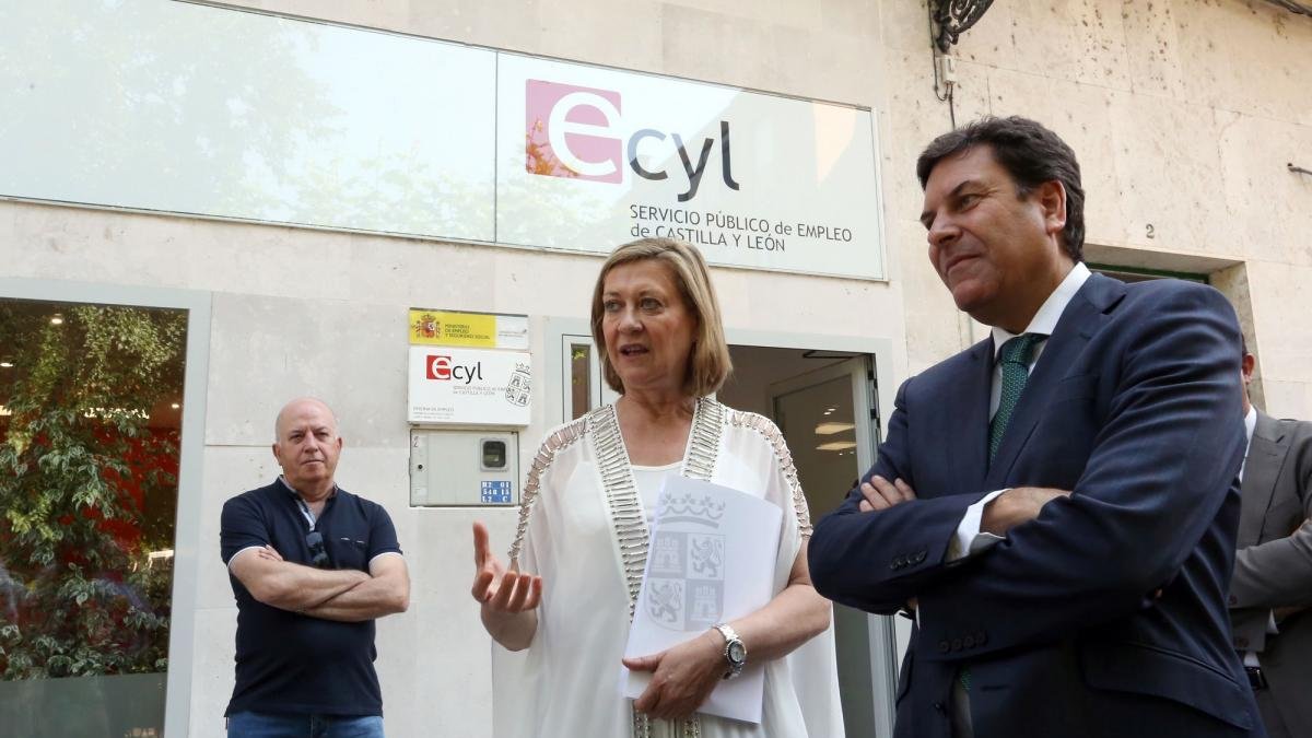 Los consejeros de Economía y Hacienda y Empleo, Pilar del Olmo y Carlos Fernández Carriedo, visitan las instalaciones de la Oficina del Servicio Público de Empleo de Peñafiel (Valladolid)-RUBÉN CACHO / ICAL