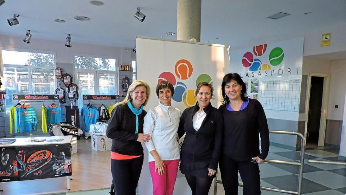 Alejandra Pizarro y Adela Ortega junto a Fernanda Ortega y Marisol Ferrero.-