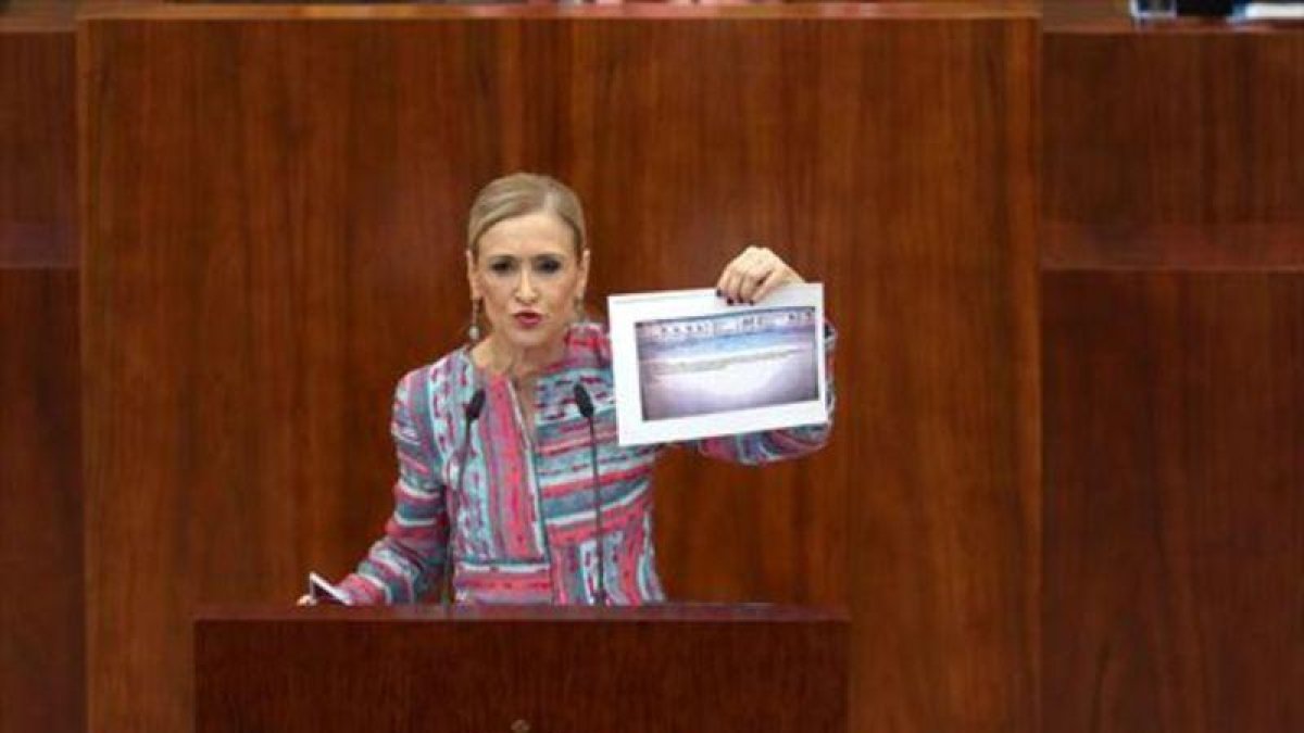 Cristina Cifuentes, en la Asamblea de Madrid, el 4 de abril.-DAVID CASTRO