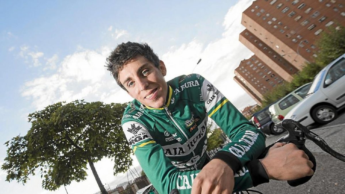 Fernado Grijalba posa con el maillot de su último equipo, el Caja Rural.-Miguel Ángel Santos
