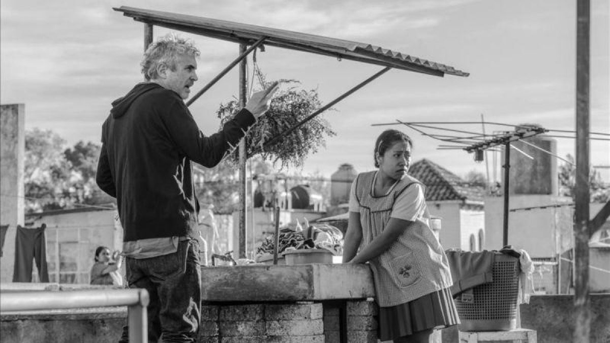 Cuarón, durante el rodaje de Roma.-AP / CARLOS SOMONTE (NETFLIX)