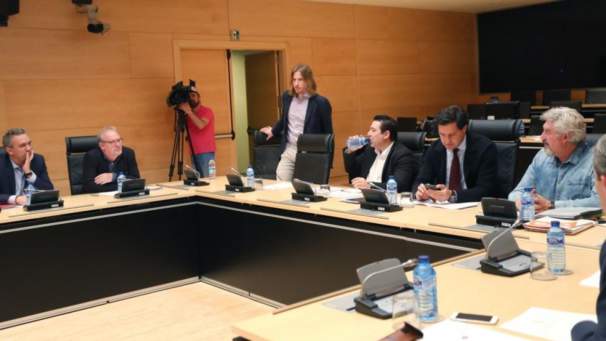 Los procuradores y portavoces de los grupos políticos, ayer,  en la comisión de investigación sobre la trama eólica.-ICAL