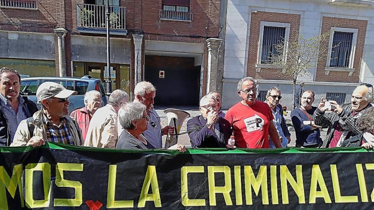 El absuelto Juan H.B., junto a otro acusado, Luis Miguel H.P. (a su dcha.), se dirige a los concentrados tras el fallo.-E. M.