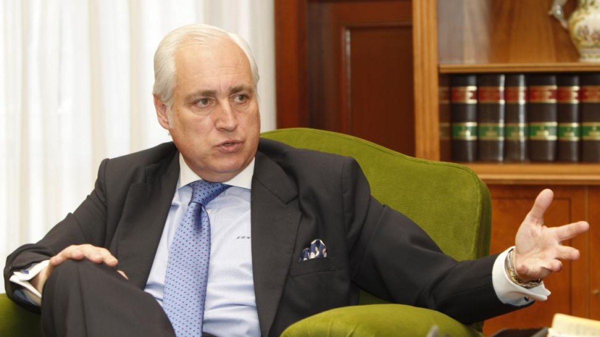 El presidente del TSJ, ayer en la Audiencia de Valladolid durante la entrevista.-J. M. LOSTAU