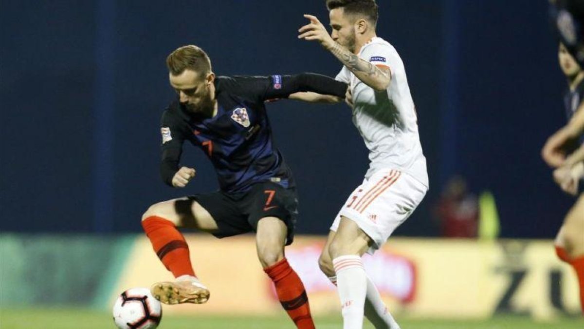 Rakitic, frente a Saúl, en el Croacia-España.-EL PERIÓDICO