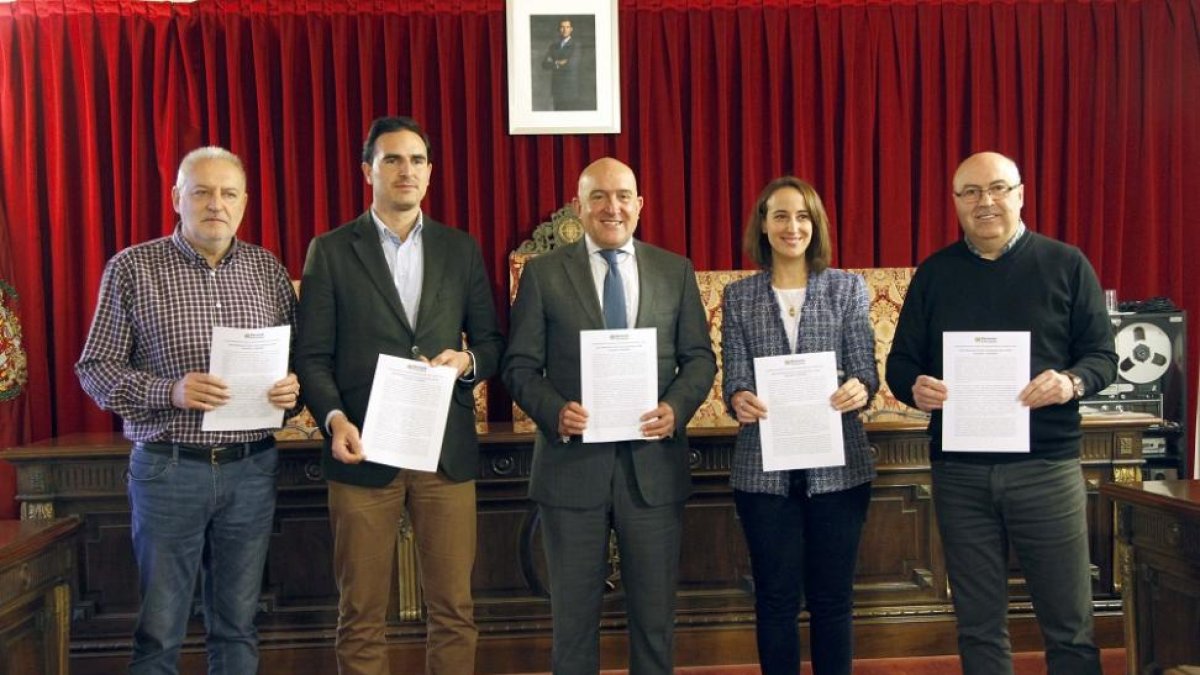 El presidente de la Diputación, Jesús Julio Carnero, junto a representantes de Ciudadanos, PP y Psoe muestran la declaración institucional de apoyo al 8M-ICAL