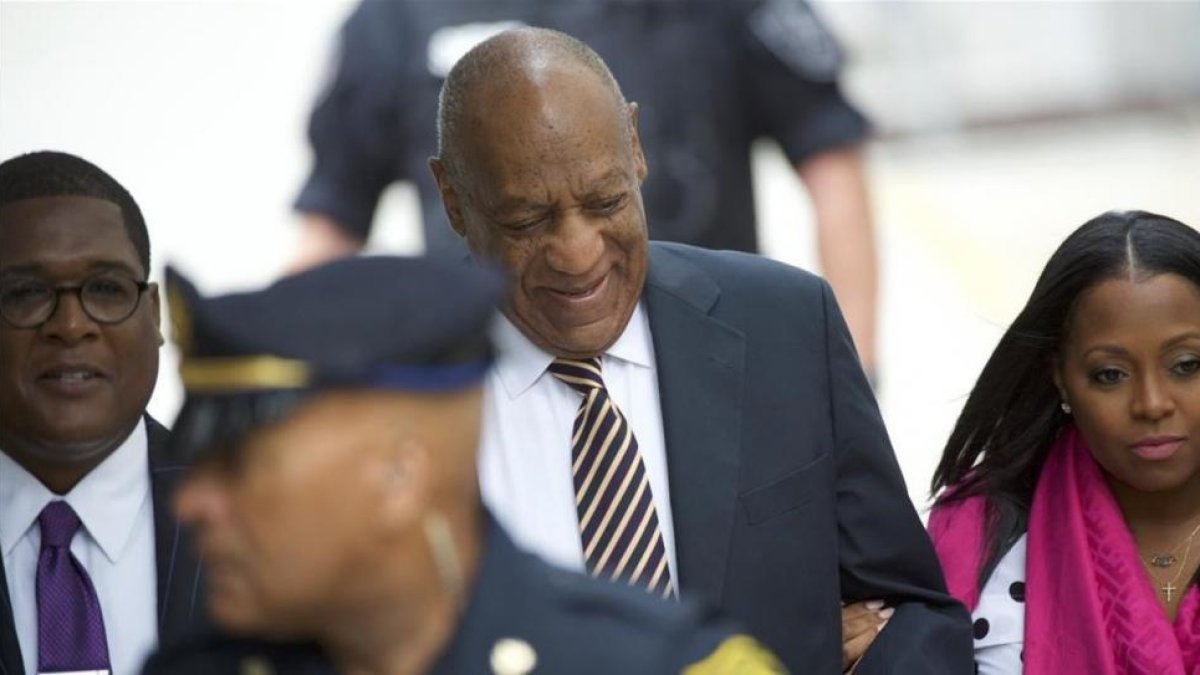 El cómico Bill Cosby ha quedado en libertad tras declarar el juez este sábado juicio nulo sobre el caso de acoso sexual abierto contra él, cargos ante los cuales se declaraba no culpable. La razón por la que se ha anulado es que el jurado ha sido incapaz-