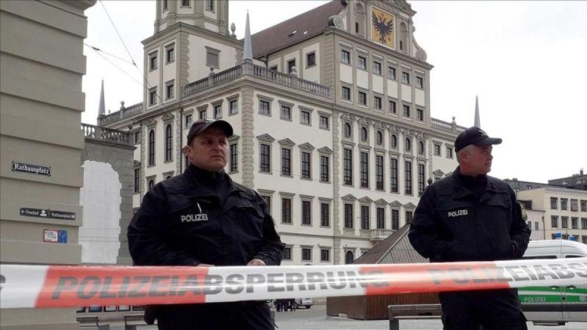Dos policias vigilan junto al cordón de seguridad colocado en las proximidades del Ayuntamiento de Augsburgo, en Alemania.-ANNETTE ZOEPF (EFE)