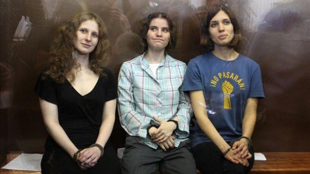 Las Pussy Riot durante el proceso en que se les condenó a dos años de cárcel.-EL PERIÓDICO