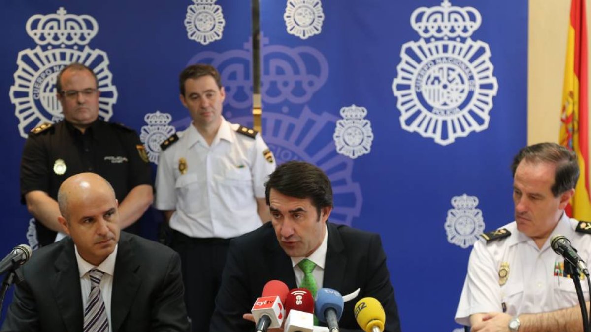 El delegado del Gobierno en Castilla y León, Juan Carlos Suárez-Quiñones, informa una importante operación realizada por el Cuerpo Nacional de Policía en la varias provincias de Castilla y León.-ICAL