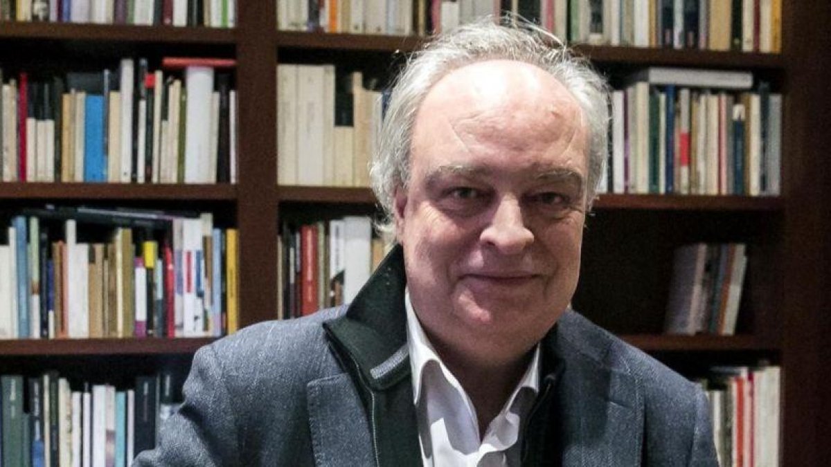 Enrique Vila-Matas, en su domicilio de Barcelona.-JOAN PUIG