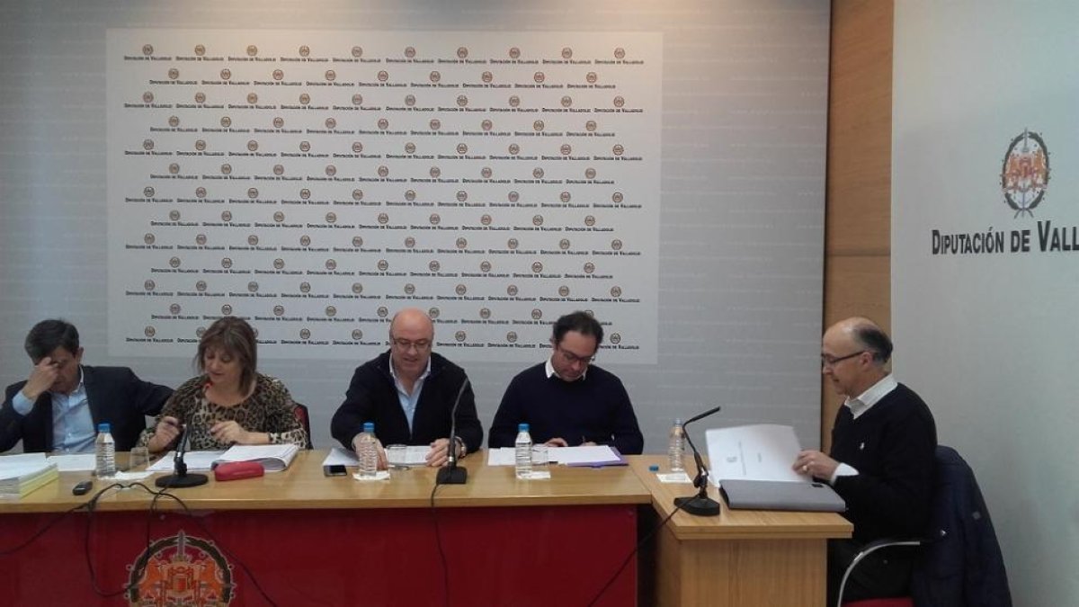 Ruiz Medrano, a la derecha, durante la comisión.-EUROPA PRESS