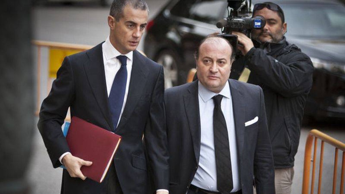 Ricardo Costa llega, junto a su abogado, a declarar al TSJCV.-Foto: MIGUEL LORENZO