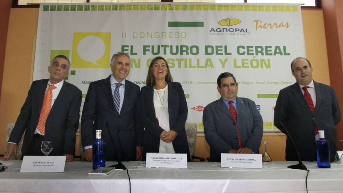 La consejera de Agricultura y Agricultura, Milagros Marcos, acompañada del director de la revista Tierras, Fernando de Paz, del gerente de Agropal, César Reales, del presidente de Agropal, Lucas Ferreras y del director territorial de Negocios de Seguros C-ICAL