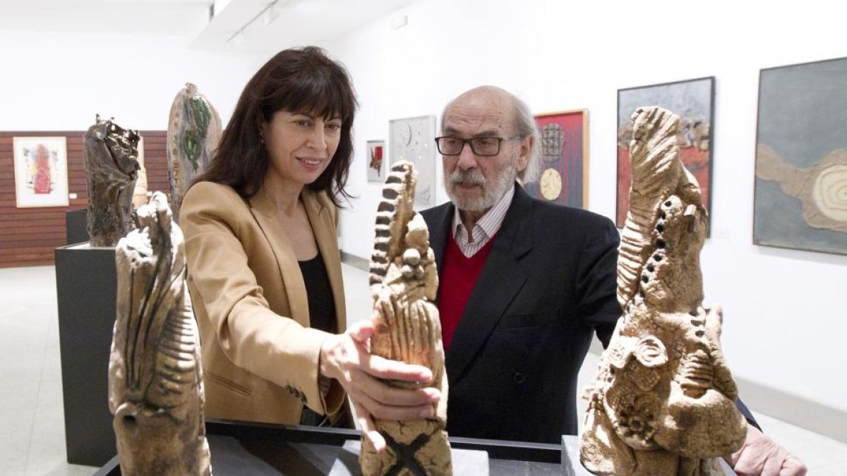 La concejala Ana Redondo y Andrés Coello contemplan ayer algunas de las obras expuestas.-J. M. Lostau