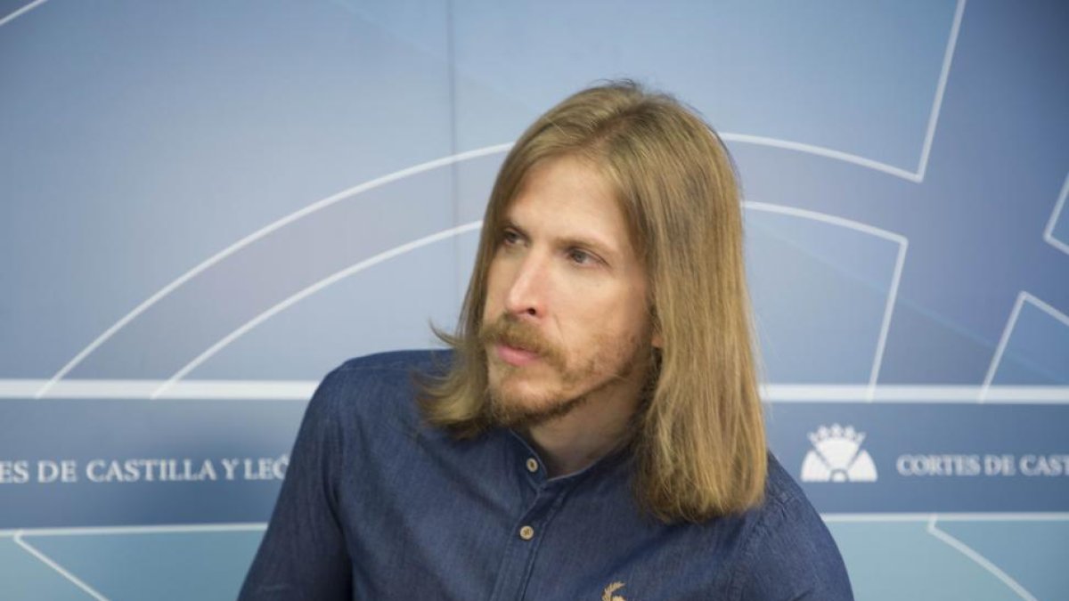 El portavoz del grupo parlamentario Podemos CyL, Pablo Fernández, analiza la comisión de investigación de las Cajas de Ahorro y otras iniciativas parlamentarias.-ICAL