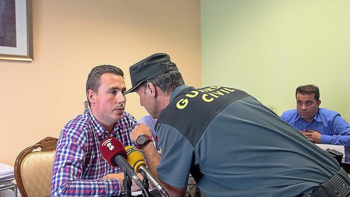 Alberto Sanz a la derecha de la imagen en el pleno del pasado viernes-J. C. CASTILLO