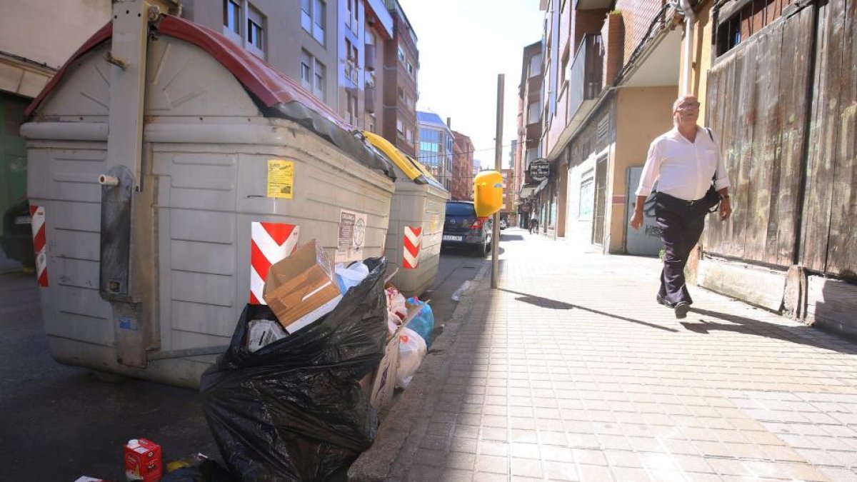 Basura acumulada en una calle de Ponferrada en el inicio de la huelga de recogida de resíduos.-ICAL