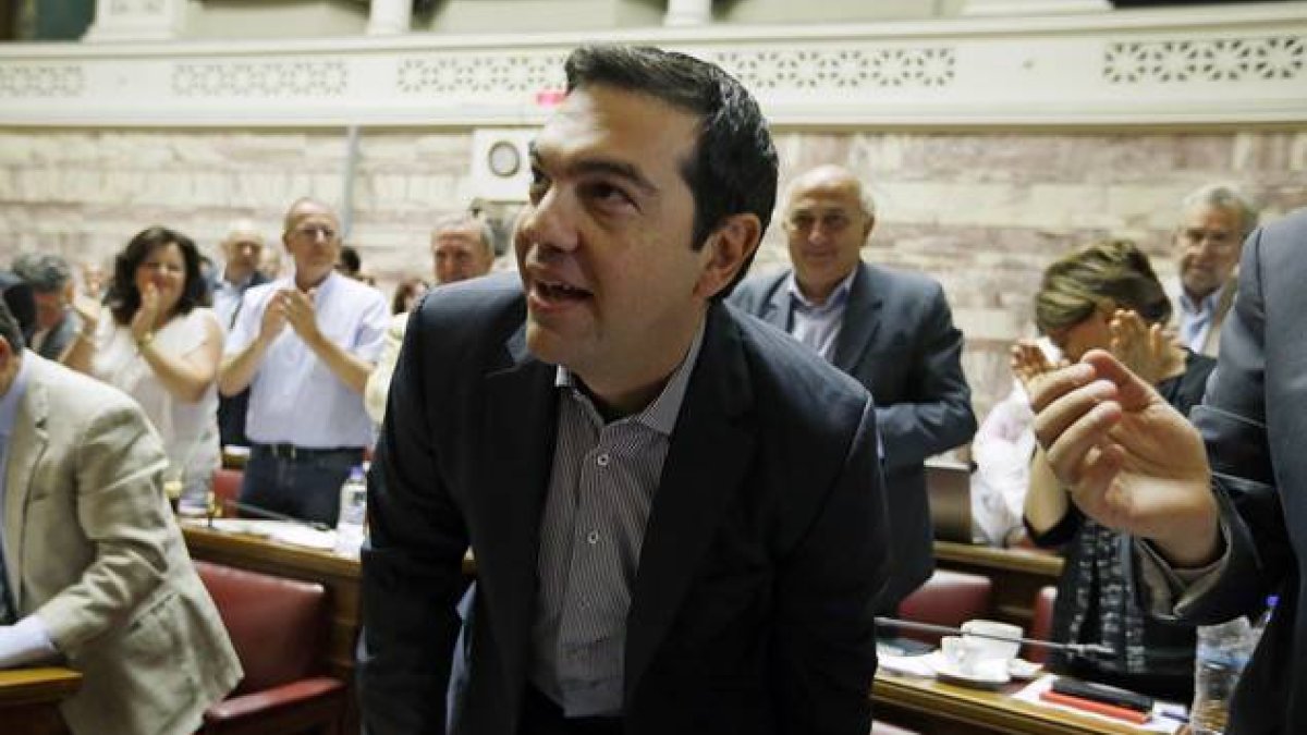 El primer ministro de Grecia, Alexis Tsipras, en el Parlamento heleno este viernes.-Foto:   AP / THANASSIS STAVRAKIS