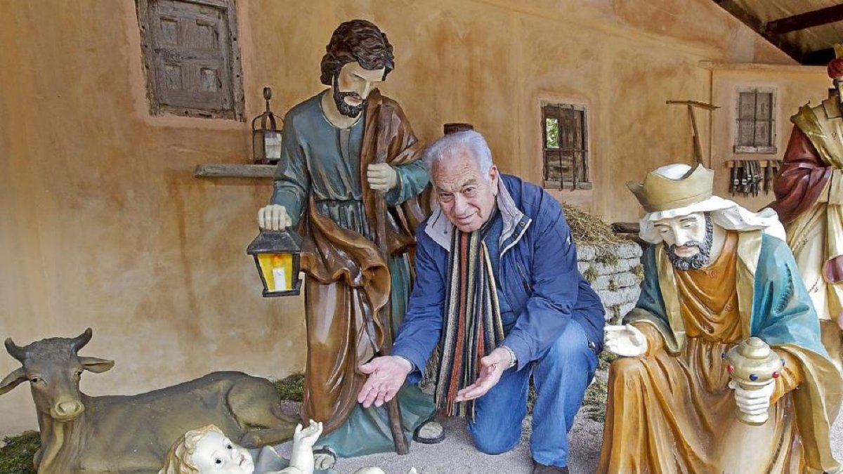 SE ARMÓ EL BELÉN. Toda una vida dedicada al belenismo, recuerda como han cambiado los hábitos a lo largo de los años. «Bajaba al Ayuntamiento para que me dejaran las escorias para hacer las montañas, ahora hay técnicas muy modernas. El Belenismo ha avanz-Juan Miguel Lostau