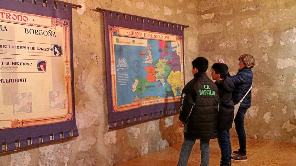 Dos niños y una mujer observan el mapa de Europa en el siglo XVI. En verde, los territorios gobernados directamente por Carlos I y V de Alemania.-M. T.