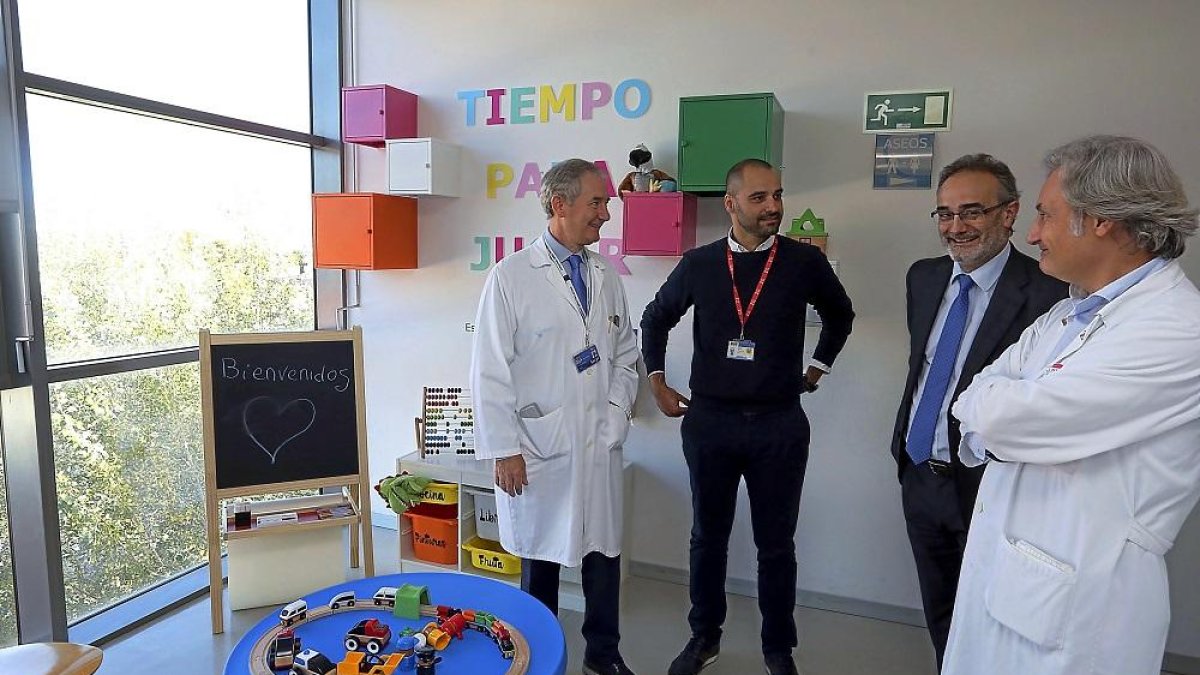 García Vela, Rafael Sánchez y Germán Barrios en una de las reformadas salas infantiles.-ICAL