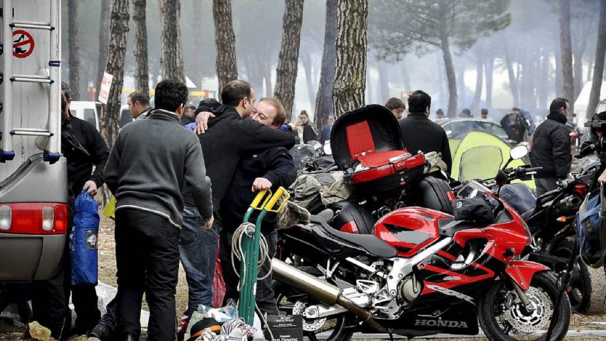 Dos motoristas se despiden entre abrazos al final la concentración Motauros de Tordesillas-Santiago G. Del Campo