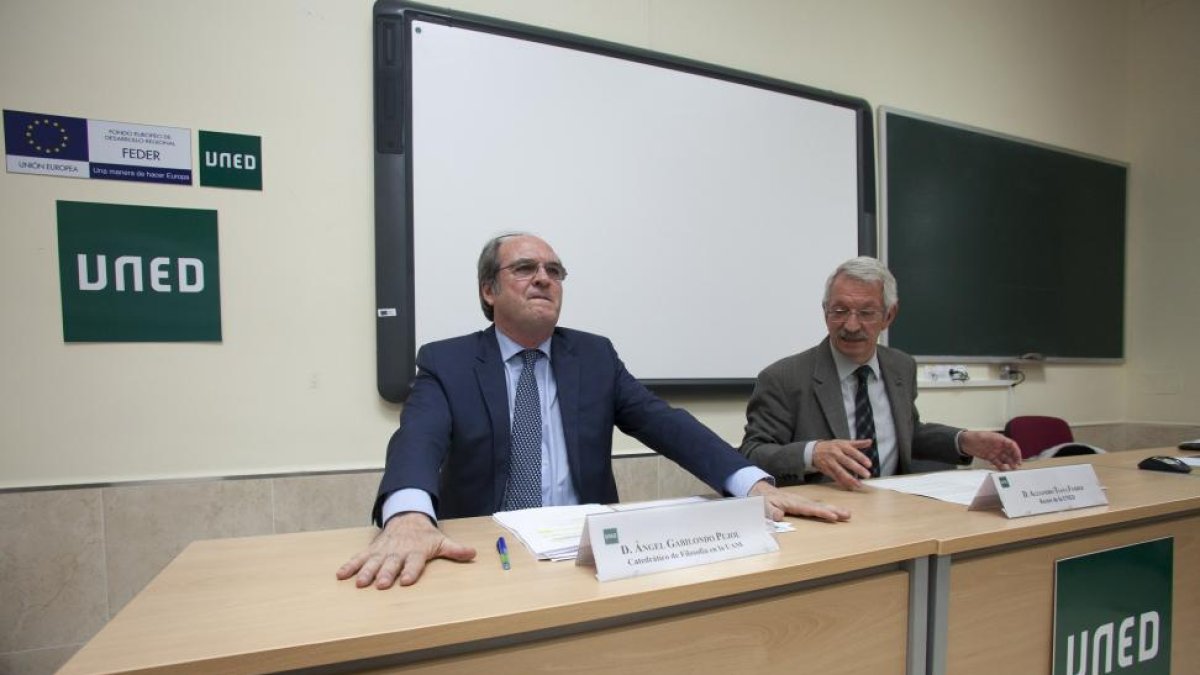 El exministro de Educación y Cultura Ángel Gabilondo (I) inaugura el curso de verano de la Uned