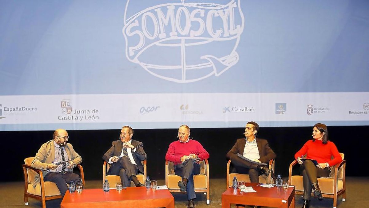 Momento de la mesa moderada por Felipe Ramos (izquierda).-J.M. LOSTAU